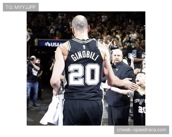 特写:场边第一排“尖叫镜头”成为社交病毒视频,带动相关品牌球衣销量激增 特写:场边第一排“尖叫镜头”成为社交病毒视频,带动相关品牌球衣销量激增